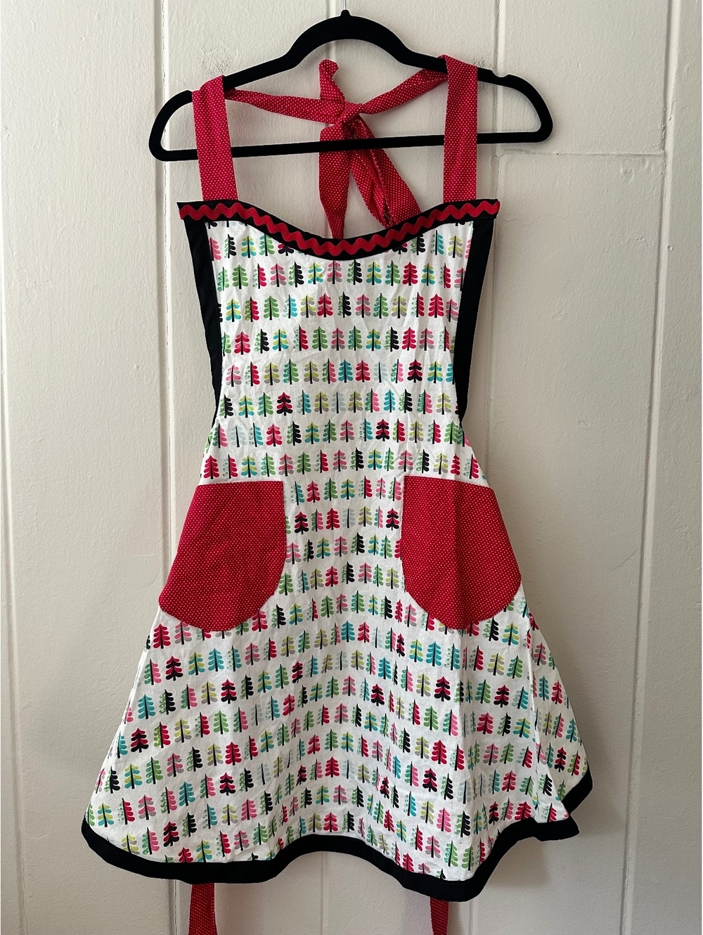 Full Apron with Sweetheart Neckline Contrast Trim and Pockets Handmade Size M